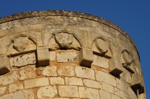 Poitiers, remparts sud, tour de l'Oiseau, couronnement et décor armorié entre mâchicoulis.