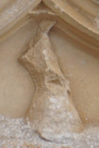 Chateau de Beaupuy (Saulgé), détail de l'armoirie timbrant la porte d'entrée.