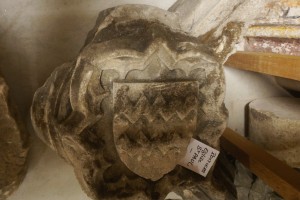 Clef de voute ornée d'un écusson aux armes Chévredent. Poitiers, reserves du Musée Sainte-Croix (de l'église Saint-Paul), armoirie 1
