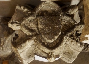 Clef de voûte ornée d'un écusson vierge. Poitiers, réserves du Musée Sainte-Croix (de l'église Saint-Paul).