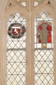Vitraux armoriés. Nalliers, St-Hilaire, chapelle latérale.