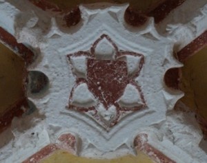 Armoirie d'attente (?). Pouzioux (Chauvigny, église Saint-Symphorien, chevet, détail de la clef-de-voûte.