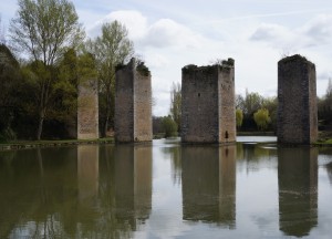 Lussac-les-Chateaux. L'étang et les piliers du pont-levis.