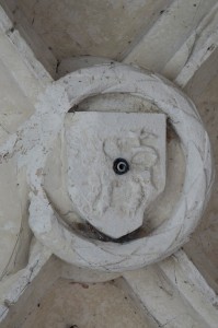 Bonnes, église Saint-André, chapelle latérale, clef de voûte armoriée.