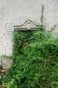 Celle-l'Evescault (Laveau), ferme, détail de la porte en accolade avec armoirie