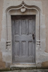 Celle-l'Evescault, maison canoniale, détail de la porte d'entrée avec accolade armoriée.