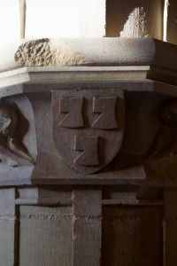 Charroux, abbaye Saint-Sauveur, salle capitulaire, colonne avec chapiteau aux armes de l'abbé Jean Chaperon