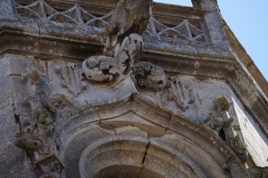 Ligugé, abbaye Saint-Martin, clocher aux armes de Geoffroy d'Estissac.