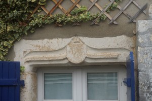Maison, Jazeneuil, 3 rue casse bots, détail de la porte d'entrée avec accolade armoriée.