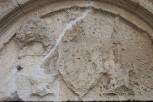 Nouaillé-Maupertuis, logis abbatial, détail de la porte d'entrée avec l'armoirie de Raoul du Fou
