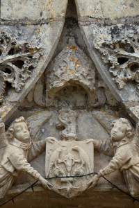 Availles (Nouaillé-Maupertuis), prieuré Notre-Dame, portail d'entrée, armoirie de Raoul du Fou.