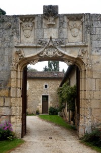 Availles (Nouaillé-Maupertuis), prieuré Notre-Dame, portail d'entrée.