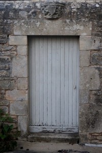 Pièce erratique. Charroux, 4 rue de l'église