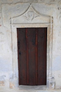 Quinçay, église Sainte-Eleusippe, porte latérale.