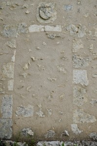 Angles-sur-l'Anglin, chapelle Saint-Pierre, détail de la porte latérale.
