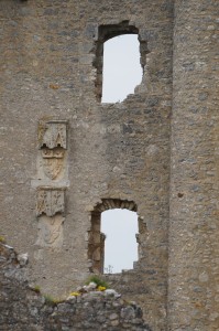 Angles-sur-l'Anglin, chateau, armoiries du roi et de Hugues de Combarel, détail du donjon aux armes du roi et de Hugues de Combarel.