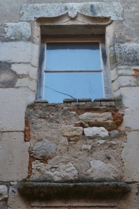 Civray, logis du prieuré Saint-Nicolas (presbytère), détail de la fenêtre sur le coté sud.