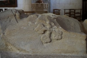 Le Vigeant, église Saint-Georges, monument funéraire, détail de l'écu armorié du gisant.