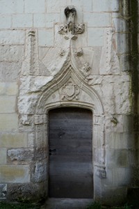 Monts-sur-Guesnes, château, détail de la porte d'entrée de la tour.