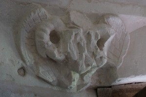 Monts-sur-Guesnes, château, détail du décor sculpté à l’intérieur de la tour, ange qui tient un écu.