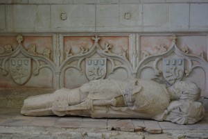 Senillé, église Saint-André, bas-coté droit, enfeu d'Aux, décor du fond et du gisant