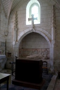 Tombeau et gisant de Pierre (?) d'Aux. Senillé, église Saint-André, bas-coté droit.
