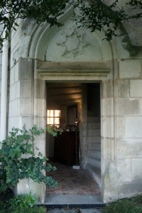 Usseau (Tuffeau), Château de la Motte, détail de la porte d'entrée avec armoirie en relief.