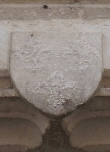 Chauvigny, auberge à l'écu de France, détail de l'armoirie-enseigne.