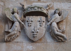 Eglise Saine-Radegonde, Poitiers, façade ouest, armoirie du roi de France.