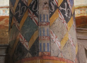 Eglise Sainte-Radegonde, Poitiers, choeur, Ière colonne à droite, détail des armoiries Beaumont et Coucy.