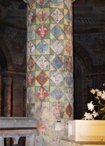 Eglise Sainte-Radegonde, Poitiers, chœur, IInde colonne à gauche, décor fleurdelisé.