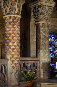Eglise Sainte-Radegonde, Poitiers, chœur, coté nord, colonnes aux décor héraldique.