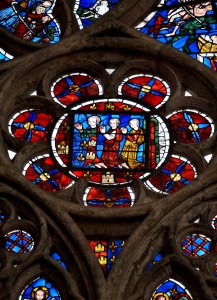 Eglise Sainte-Radegonde, Poitiers, mur gouttereau nord, deuxième baie, détail de Alphonse de Poitiersen compagnie de deux autres personnages