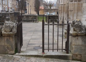 Eglise Sainte-Radegonde, Poitiers. Parvis de justice, entrée sud.