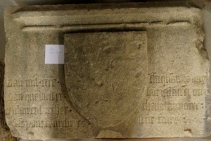 Inscription aux armes de Larcher. Poitiers, Musée Sainte-Croix (réserves) (provenant du Pont-Joubert).