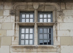 Loudun, maison XVe siècle, rue Porte Saint-Nicolas, détail d'une fenêtre au décor héraldique.