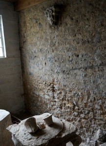 Poitiers, église Saint-Paul, chevet, mur sud avec console deplacée aux armes des Riom.