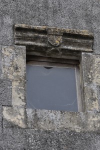 Chaunay, maison impasse de la Salle Sainte-Thérèse, fenêtre avec armoirie du rois de France.