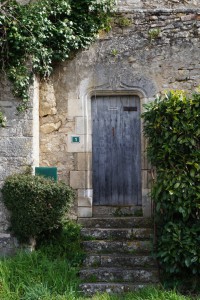 Civaux, Tour au Cognum, porte armoriée.