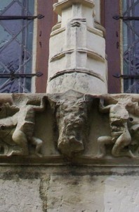 Civray, Hotel de la Prévôté, détail de l'armoirie martelée de fenêtre sur rue Louis XIII.