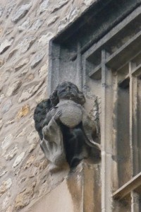 Poitiers, Logis de la Grande-Barre, détail de la fenêtre du Ier étage avec angelot tenant un écu.