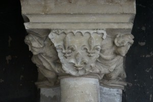 Palais des comtes, Salle des Pas Perdus, cheminée monumentale, console aux armes de Jean de Berry.