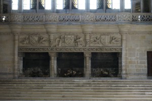 Palais des comtes, Salle des Pas Perdus, détail de la plate bande armoriée de la cheminée monumentale.