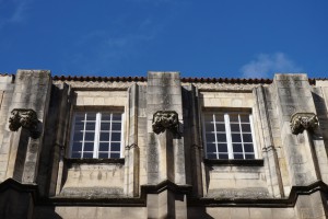 Palais des comtes, tour Maubergeon, façade méridionale avec consoles héraldisées.