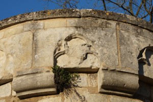 Poitiers, remparts sud, tour Ronde, détail du couronnement avec l'armoirie de Jean de Berry.