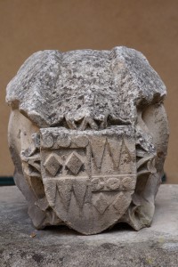 Clef-de-voute aux armes de Joachim Tudert. Poitiers, Hotel Fumé (de l'église Sainte-Opportune).