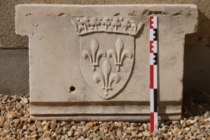 Lussac-les-chateaux, Musée La Sabline, pièce erratique aux armes du roi de France.