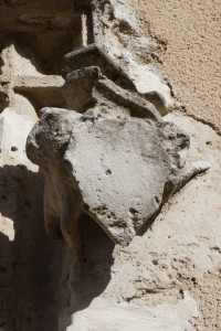 Maison début XVIe siècle, détail de l'ange tenant un écu sculpté sur le cadre de la porte d'entrée. Sanxay, 15 Grand'rue.