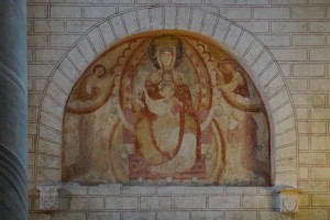 Vierge à l'Enfant avec deux saints et consoles armoriées. Saiint-Savin-sur-Gartempe, église abbatiale Saint-Savin-et-Saint-Cyprien, mur pignon.