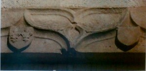 Fenêtre armoriée (XVe siècle), détail de l'architrave. L'Isle-Jourdain, maison 13 avenue Marcel Giraud